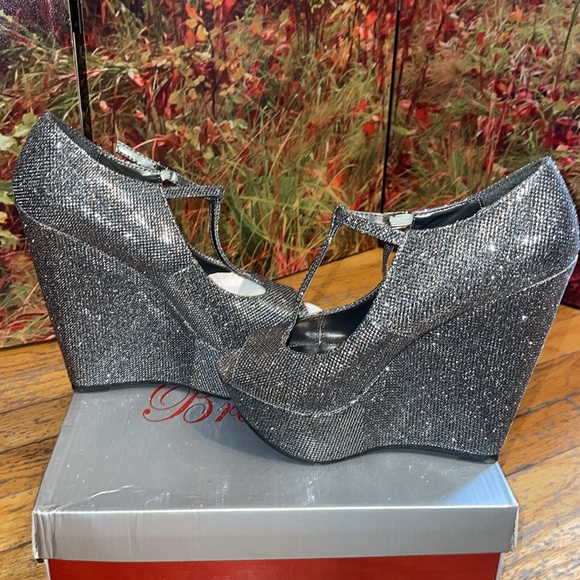 NWT Breckelle’s Silver Platform Wedges Size 7.5 - Picture 5 of 6